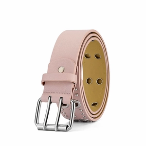 Détail macro de la ceinture en cuir PU rose avec boucle à double ardillon et œillets en métal