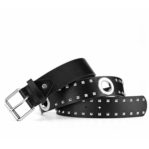 Detail van de zwarte punkriem met zilveren vierkante studs en grote metalen oogjes