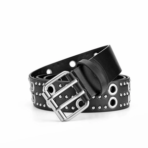 Gros plan d'une ceinture punk noire avec rivets argentés et œillets métalliques