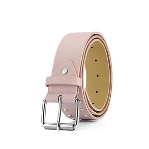 Detail van lichtroze leren riem met zilveren vierkante gesp en metalen klinknagels