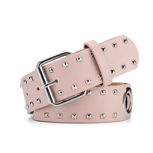 Roze punk riem van kunstleer met zilveren vierkante klinknagels en grote metalen oogjes