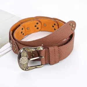 Vintage Damen Ledergürtel in Braun mit Strass-Blumenschnalle auf weißem Hintergrund