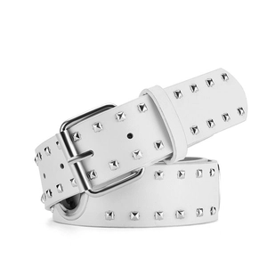 Detail van witte lederen riem met drie rijen zilveren klinknagels en een metalen gesp