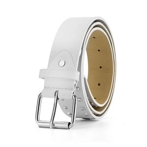 Detail van witte lederen riem met dubbele rij zilveren studs en metalen gesp met pin