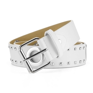 Detail van witte lederen riem met dubbele rijen zilveren vierkante studs en metalen gesp