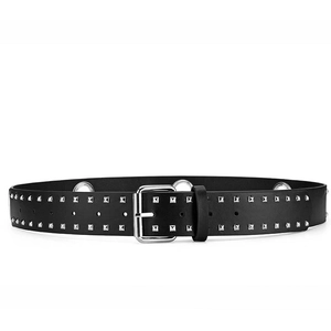 Detail van zwarte lederen riem met zilveren studs en oogjes voor een stoere punkstijl