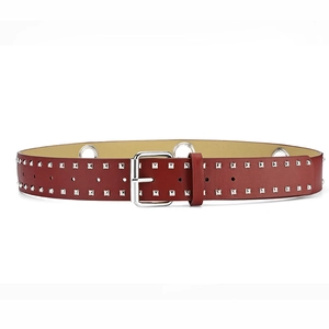 Detailweergave van de rode lederen riem met dubbele rij vierkante zilveren studs