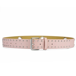 Detail van roze lederen riem met dubbele rijen zilveren vierkante studs en metalen gesp
