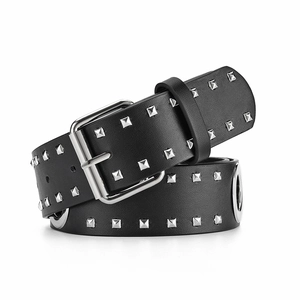 Punk zwarte lederen riem met dubbele rij zilveren piramide noppen en ronde gesp detail