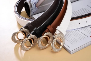 Détail de ceintures pour femmes multicolores avec boucles dorées serties de strass