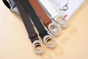 Détail de ceintures en cuir pour femmes en quatre couleurs avec boucles dorées strassées