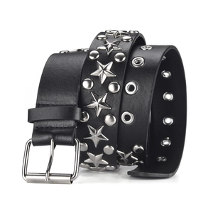 Ceinture punk en cuir noir avec rivets étoiles argentés et œillets sur fond blanc