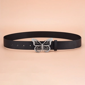 Détail de la boucle papillon argentée avec strass sur une ceinture noire en simili cuir