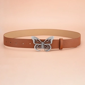 Détail d'une ceinture marron pour femme avec boucle papillon argentée ornée de cristaux