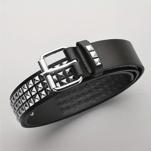 Ceinture Y2K en cuir noir avec trois rangées de clous pyramide argentés et boucle ardillon