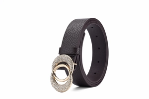 Détail d'une ceinture en cuir marron foncé avec boucle dorée à double anneau et strass