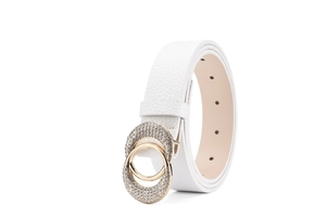 Détail de la ceinture en cuir blanc avec boucle double anneau dorée ornée de strass brillants