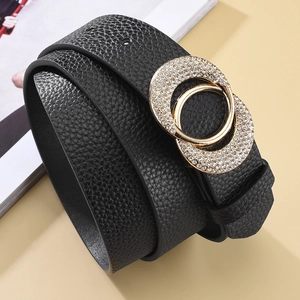 Ceinture élégante en cuir noir avec boucle double anneau dorée ornée de strass brillants