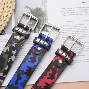 Detail von Camouflage-Punk-Gürteln mit Silberschnallen und quadratischen Metallnieten