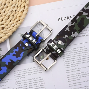 Details der blauen und grünen Camo-Punk-Gürtel mit Pyramidennieten und Metallschnallen
