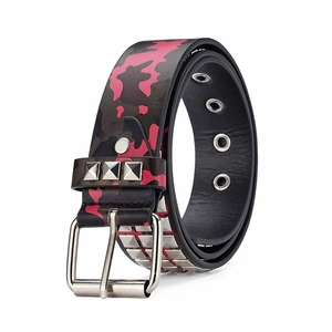 Détail de la ceinture punk camouflage rose avec clous argentés et boucle en métal