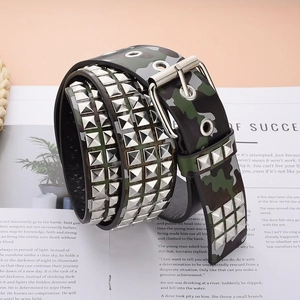 Punk-Gürtel mit Camouflage-Muster, drei Reihen silbernen Pyramidennieten und Dornschließe