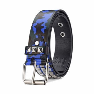 Vue détaillée d'une ceinture en cuir camouflage avec rivets carrés argentés et boucle métal