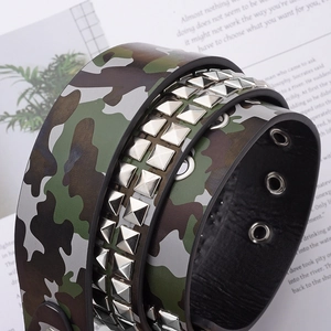 Detailaufnahme des Punk-Ledergürtels im Camouflage-Look mit quadratischen Silbernieten