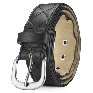 Détail d'une ceinture en cuir noir avec motif matelassé en losange et boucle argentée