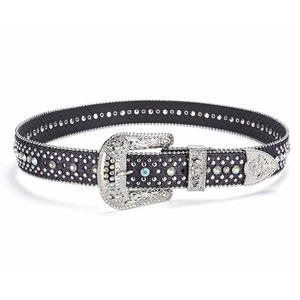 Dettaglio cintura Y2K in pelle con glitter viola, borchie argento e fibbia di strass