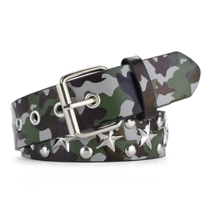 Ceinture punk camouflage avec clous en étoile argentés et boucle carrée en métal poli