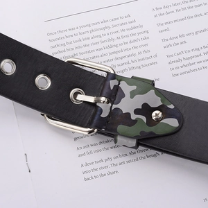 Detailansicht des schwarzen Ledergürtels mit silbernen Ösen und Camouflage-Muster am Bund