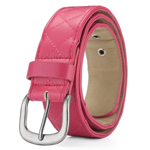 Vue détaillée de la ceinture matelassée rose avec boucle argentée mate et surpiqûres