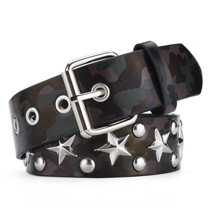 Détails de la ceinture punk camouflage avec clous en étoile et œillets métalliques