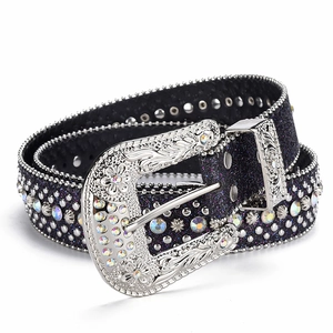 Dettaglio della cintura con strass Y2K con fibbia floreale e trama glitter sfumata