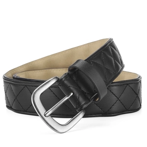 Détail d'une ceinture en cuir noir matelassé avec boucle argentée et motif en losange