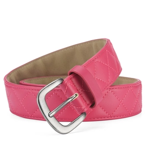 Détail de la ceinture en cuir rose avec motif de losanges et boucle en métal argenté