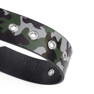 Gros plan sur ceinture camouflage avec oeillets métalliques et texture en cuir de qualité