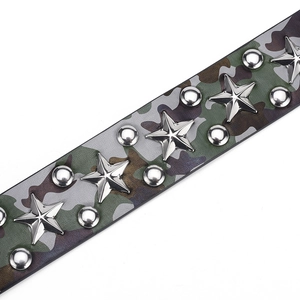 Détails de la ceinture camouflage avec clous en métal argenté et rivets en étoile
