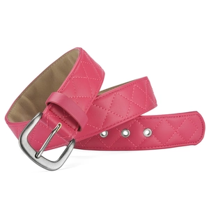 Détail de la ceinture en cuir rose avec motif matelassé et boucle argentée polie