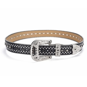 Dettaglio della cintura Y2K con strass, fibbia argentata vintage e borchie decorative