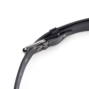 Gros plan détaillé d'une ceinture punk en cuir noir avec œillets et boucle en métal