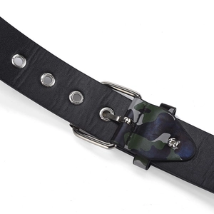 Détail d'une ceinture punk noire avec œillets argentés et motif de camouflage moderne