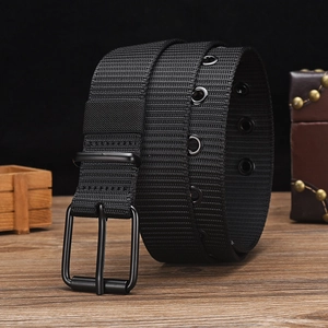 Dettaglio della cintura tattica in nylon nero resistente con fibbia in metallo e occhielli