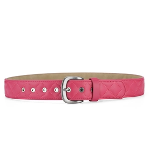 Détail de la ceinture en cuir matelassé magenta avec boucle argentée et œillets métalliques