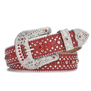 Cintura Y2K in pelle rossa con strass, fibbia incisa stile Western e borchie argento