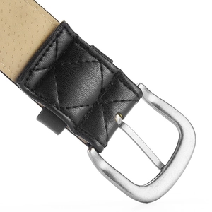 Macro de la ceinture en cuir matelassé noir avec boucle argentée et doublure beige