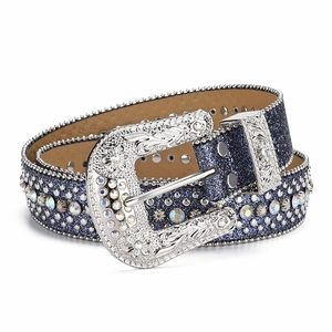 Dettaglio della cintura Y2K con strass, fibbia floreale argentata e cinturino blu glitter