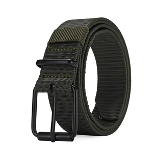 Dettaglio cintura in nylon verde militare con fibbia ad ardiglione nera opaca e cuciture