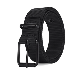 Dettaglio cintura in tela nera con fibbia in metallo opaco e trama in tessuto twill